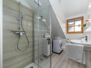 Badezimmer mit Dusche im OG