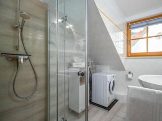 Badezimmer mit Dusche im OG