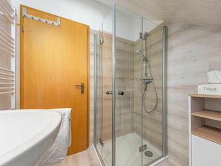 Badezimmer mit Dusche im OG