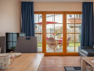 Wohnbereich mit Zugang zur Terrasse