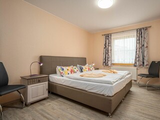Schlafzimmer mit Doppelbett