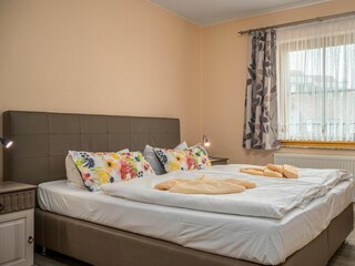 Schlafzimmer mit Doppelbett