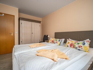Schlafzimmer mit Doppelbett