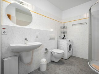 Bad mit Dusche, Waschmaschine und WC