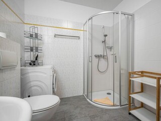 Bad mit Dusche, Waschmaschine und WC