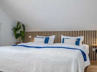 Schlafzimmer mit Doppelbett