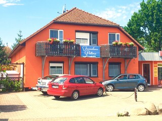 Aussenansicht im Sommer mit Parkplatz