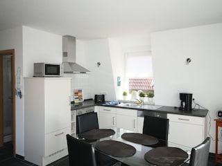 Küchenbereich mit Backofen und Geschirrspüler