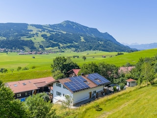 Blick von Nordost mit eigenem Eingang zur Ferienwohnung