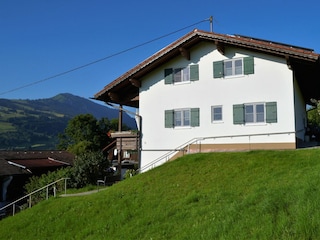 Blick von Nordost mit eigenem Eingang zur Ferienwohnung