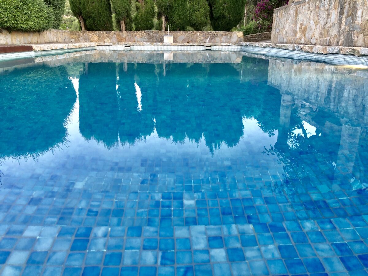 Großzügiger Pool mit Warmwasser Regendusche