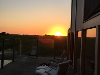 Auf die Terrasse kann mann die Sonnen die letzte Blick