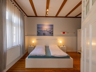 Blick ins Schlafzimmer Bett 180x200