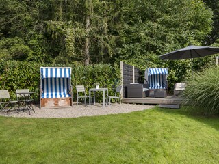 Sonniger Gäste-Garten in ruhiger Lage hinterm Haus