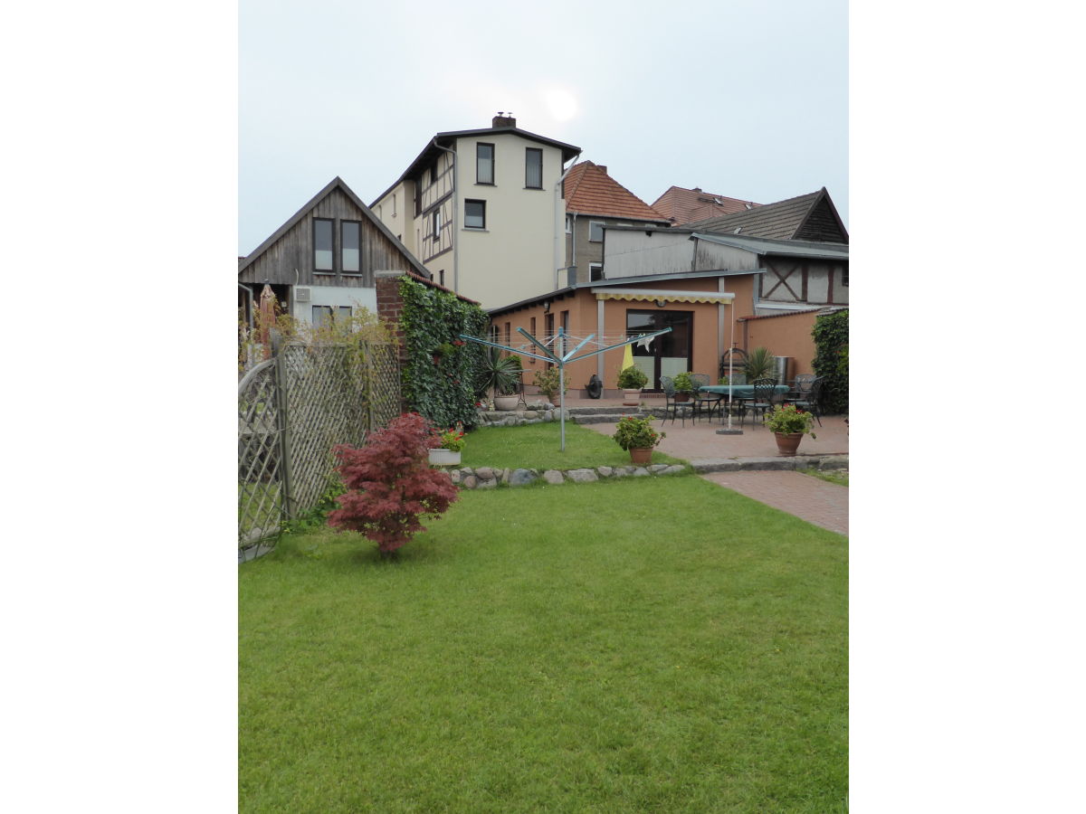 Garten, Bungalow + die Ferienwohnung liegt im Haus oben