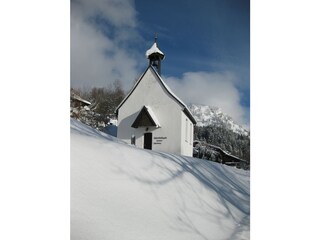 Kapelle hinter dem Haus mit Blick zum Hirschberg