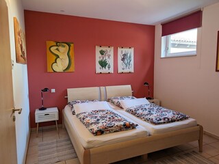 Schlafzimmer mit Doppelbett