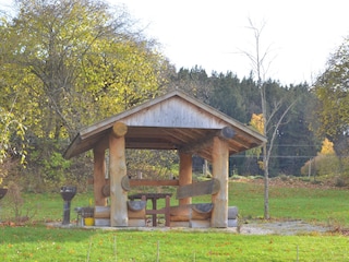 überdachter Sitzplatz im Garten