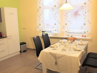 Frühstück in der geräumigen Küche