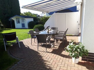 Sonnenterrasse mit Blick in den Garten
