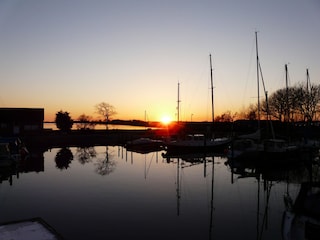 Sonnenuntergang am Hafen in Orth