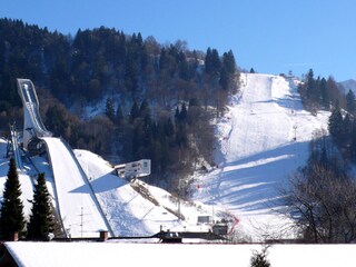 Blick vom Balkon auf die große Olympia-Skisprungschanze