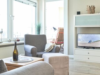 Wohnzimmer mit Zugang zum Balkon