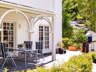 sonnige Terrasse mit Strandkorb