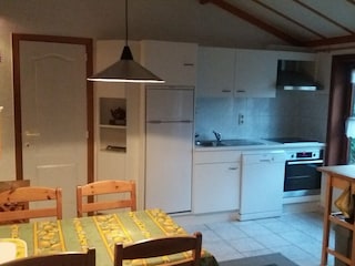 Küche mit Esstisch