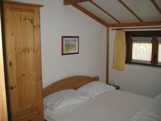 Schlafzimmer mit Doppelbett