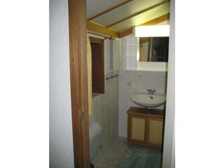 Badezimmer mit Badewanne/Dusche