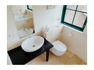 Traveblick- Waschtisch und WC im Bad