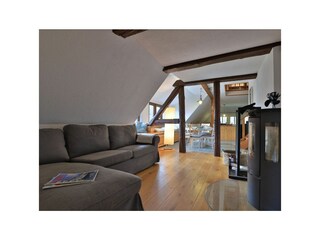 Fischerhaus Whg. Sonnenaufgang - Blick auf den offenen Wohnbereich mit Kaminofen