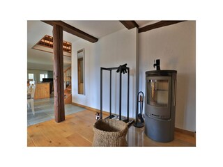 Fischerhaus Whg. Sonnenaufgang - Blick auf den Kaminofen vom Sofa