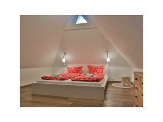 Fischerhaus Whg. Sonnenaufgang - Blick auf offenen Schlafbereich im Spitzboden