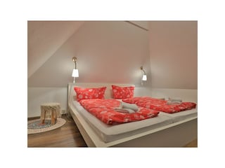 Fischerhaus Whg. Sonnenaufgang - Blick auf offenen Schlafbereich im Spitzboden