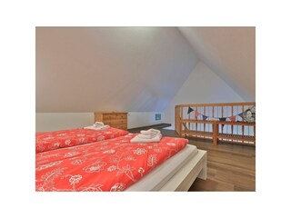 Fischerhaus Whg. Sonnenaufgang - Blick auf offenen Schlafbereich im Spitzboden