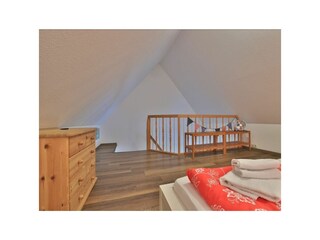 Fischerhaus Whg. Sonnenaufgang - Blick auf offenen Schlafbereich im Spitzboden