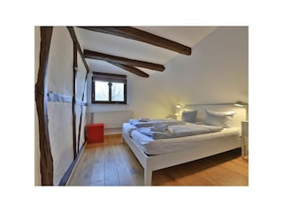 Fischerhaus Whg. Sonnenaufgang - Blick in das Schlafzimmer mit Doppelbett