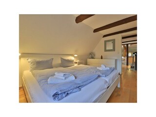 Fischerhaus Whg. Sonnenaufgang - Blick in das Schlafzimmer mit Doppelbett