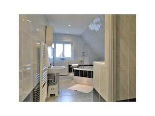 Fischerhaus Whg. Sonnenaufgang - Blick in das Tageslichtbad