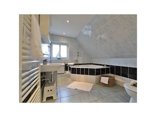 Fischerhaus Whg. Sonnenaufgang - Blick in das Tageslichtbad