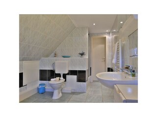 Fischerhaus Whg. Sonnenaufgang - Blick in das Tageslichtbad