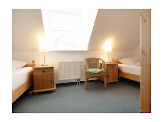 Haus Strandmuschel - Blick in das Schlafzimmer mit 2 Einzelbetten im OG