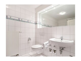 Haus Strandmuschel - Blick in das Duschbad im OG