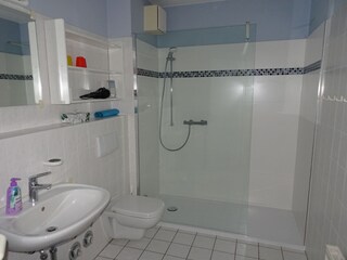 Bad mit großer ebenerdiger Dusche