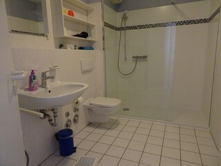 die Waschmaschine steht hinter der Tür