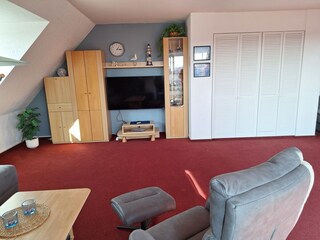 Schrankwand mit Gläsern und Spielen