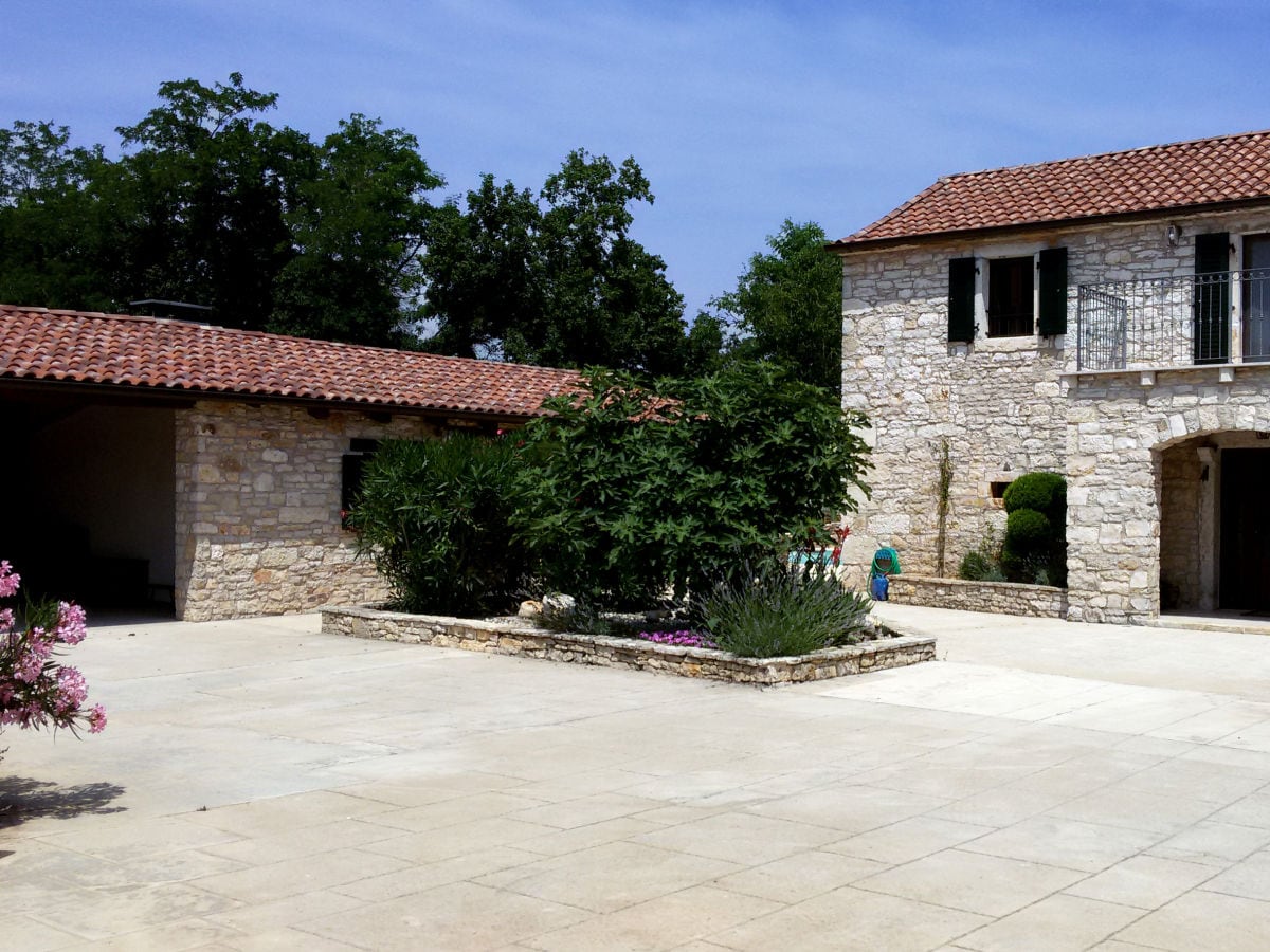 Großer Hof und Carport