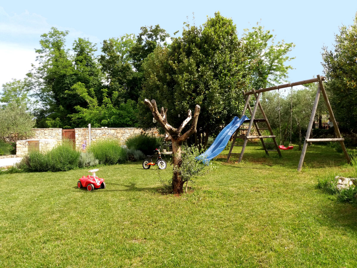 großer Garten mit Spielbereich